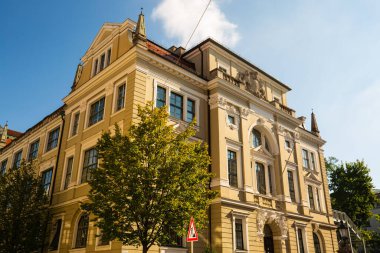 Münih 'teki güzel eski binalar, yenilenmiş eski binalar, apartmanlar, apartmanlar.