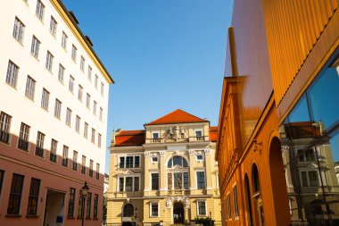 Münih 'teki güzel eski binalar, yenilenmiş eski binalar, apartmanlar, apartmanlar.