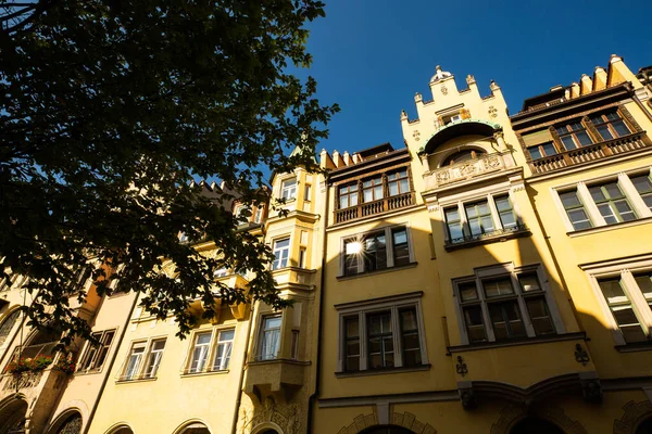 Красивые Старые Здания Городе Мюнхен Отремонтированные Старые Здания Апартаменты Кондоминиумы — стоковое фото