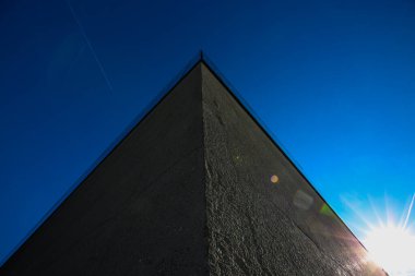 Mavi Gökyüzünde Cam Yüzlü Modern Mimari ve Güneş Işığı