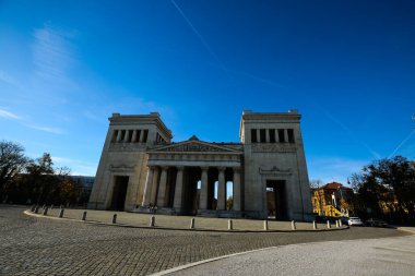Mavi Gök altında Koenigsplatz Münih