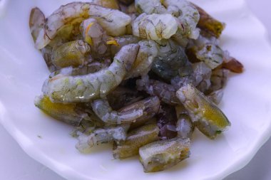 Taze karides ya da karides pişirmek / kapatmak için beyaz arka planda çiğ karides, seçili bölgeye özel odaklanma