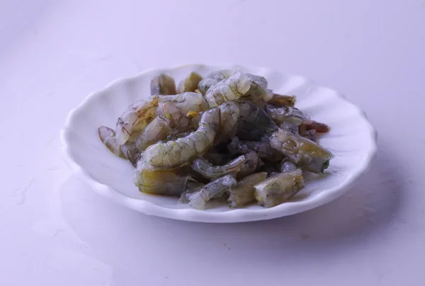 Taze karides ya da karides pişirmek / kapatmak için beyaz arka planda çiğ karides, seçili bölgeye özel odaklanma