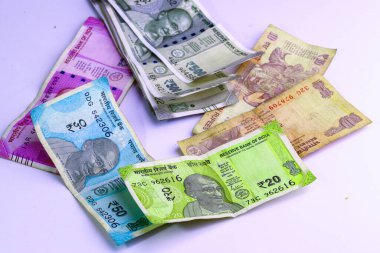 Hint kağıt para birimi notları ya da beyaz arka plandaki para. Yeni Hint rupileri