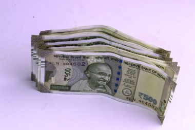 Hint kağıt para birimi 500 rupi ya da beyaz arkaplan üzerindeki para. Yeni Hint rupileri