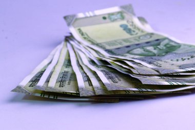 Hint kağıt para birimi 500 rupi ya da beyaz arkaplan üzerindeki para. Yeni Hint rupileri