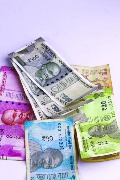 白い背景を隔離するインドの紙幣かお金 新しいインドのルーピーは — ストック写真