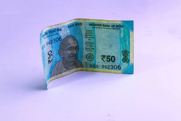 インドの紙幣50ルピー紙幣またはお金は白い背景を隔離する 新しいインドのルーピーは — ストック写真