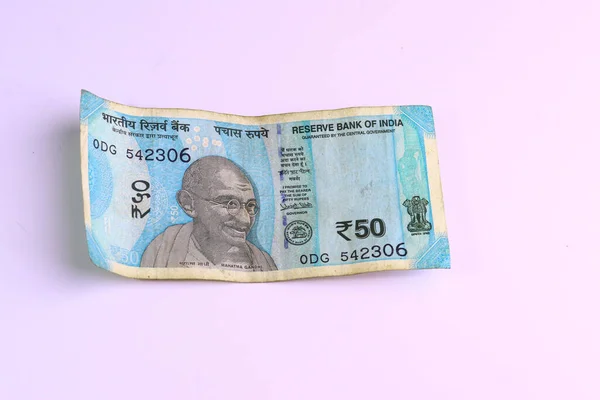 Hint kağıt para birimi 50 rupi ya da beyaz arka planda para. Yeni Hint rupileri