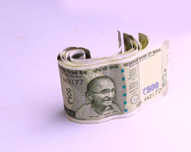 Hint kağıt para birimi 500 rupi ya da beyaz arkaplan üzerindeki para. Yeni Hint rupileri
