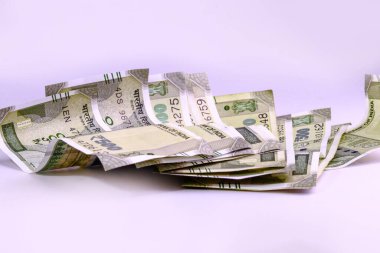 Hint kağıt para birimi 500 rupi ya da beyaz arkaplan üzerindeki para. Yeni Hint rupileri