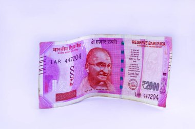 Hint kağıt para birimi 2000 rupi ya da beyaz arkaplan üzerindeki para. Yeni Hint rupileri