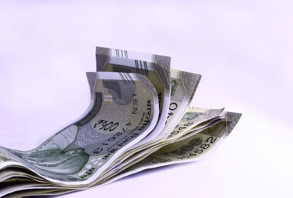 Hint kağıt para birimi 500 rupi ya da beyaz arkaplan üzerindeki para. Yeni Hint rupileri