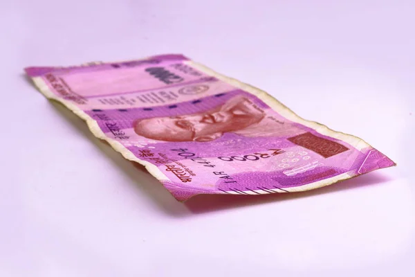 Hint kağıt para birimi 2000 rupi ya da beyaz arkaplan üzerindeki para. Yeni Hint rupileri