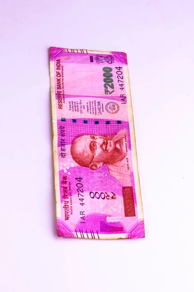 Indyjska Waluta Papierowa 2000 Rupii Banknotów Lub Pieniędzy Izolacji Białego — Zdjęcie stockowe