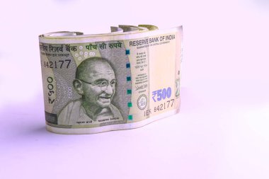 Hint kağıt para birimi notları ya da beyaz arka plandaki para. Yeni Hint rupileri