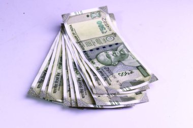 Hint kağıt para birimi 500 rupi ya da beyaz arkaplan üzerindeki para. Yeni Hint rupileri
