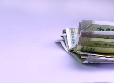 Hint kağıt para birimi 500 rupi ya da beyaz arkaplan üzerindeki para. Yeni Hint rupileri