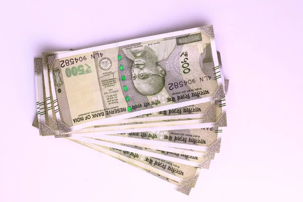 Hint kağıt para birimi 500 rupi ya da beyaz arkaplan üzerindeki para. Yeni Hint rupileri