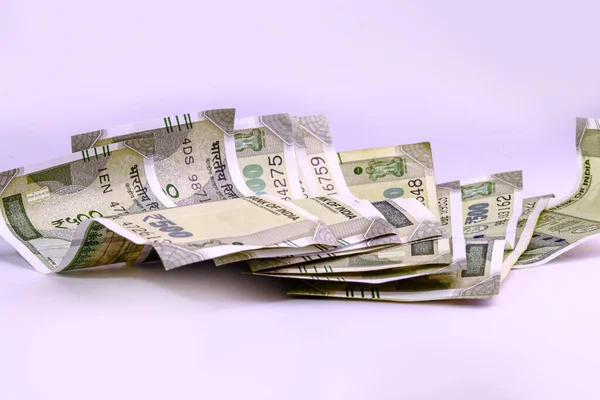 Hint kağıt para birimi 500 rupi ya da beyaz arkaplan üzerindeki para. Yeni Hint rupileri