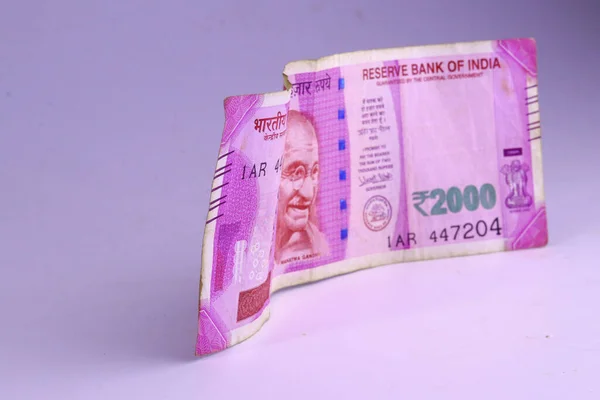 インドの紙幣2000ルピー紙幣またはお金は白い背景を隔離する 新しいインドのルーピーは — ストック写真
