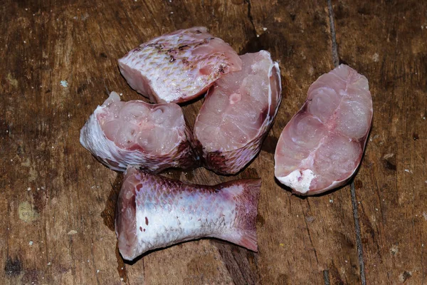 Yemek pişirmek için dilimlenmiş balık, çiğ ya da dilimlenmiş balık, pişmemiş balık eti.