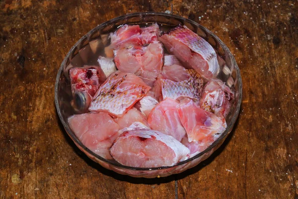 Yemek pişirmek için dilimlenmiş balık, çiğ ya da dilimlenmiş balık, pişmemiş balık eti.