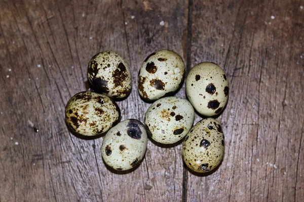 Ahşap arka planda bıldırcın yumurtaları. Yumurtalar ahşap dokuda. Bahar