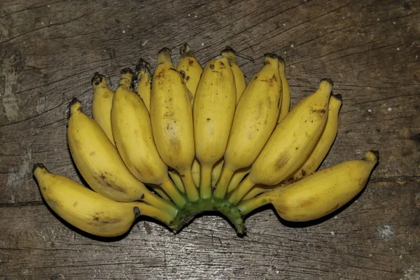 Küçük muz. Taze meyve yemek meşhurdur. Ahşap bir masaya yerleştirilmiş güzel bir aroma.