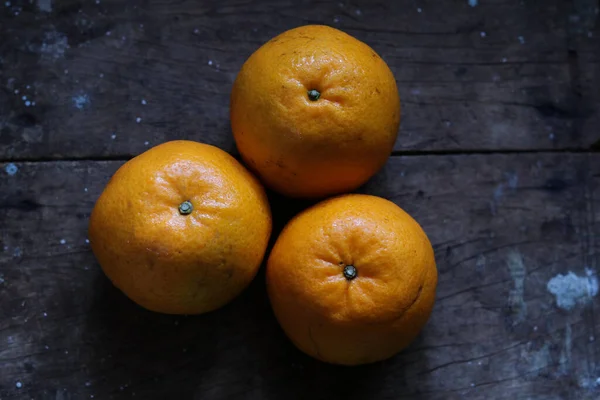 Ahşap arka planda turuncu. Tahta kalas. Taze portakal hasat et. Olgun meyve. Ahşap dokular. C vitamini meyve diyeti. Meyvenin arkaplan resmi.