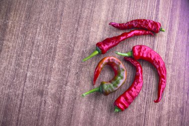Ahşap masa arkasında kırmızı biber seti seçici bir şekilde konuya odaklan..