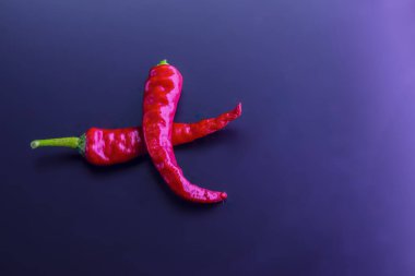 Kırmızı biber seti, siyah tablo arkaplanında, metin için yer ve kopyalama alanı ile, konu üzerine seçici odak.