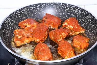 Lezzetli ve sağlıklı balıklar yemek masasında servis edilebilecek en iyi şekilde tavada kızartılır..