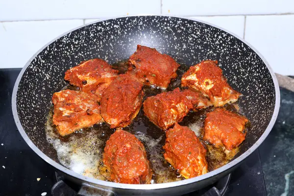 Delicioso Saludable Pescado Fríe Una Sartén Mejor Manera Servir Mesa — Foto de Stock