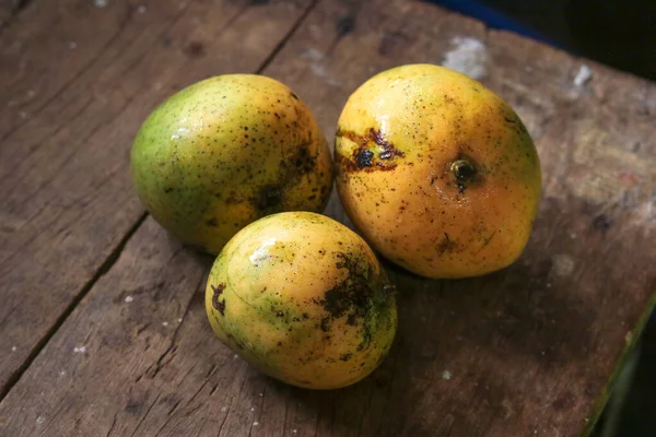 Gelbe Frische Mango Auf Einem Tisch Aus Echtem Holz Mango — Stockfoto