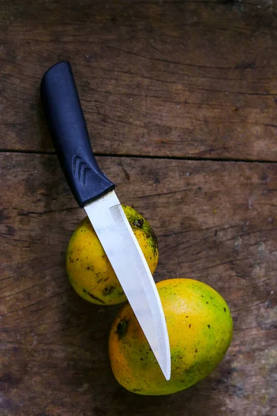 Mangues Fraîches Jaunes Sur Table Bois Véritable Mangue Fruits Tropicaux — Photo