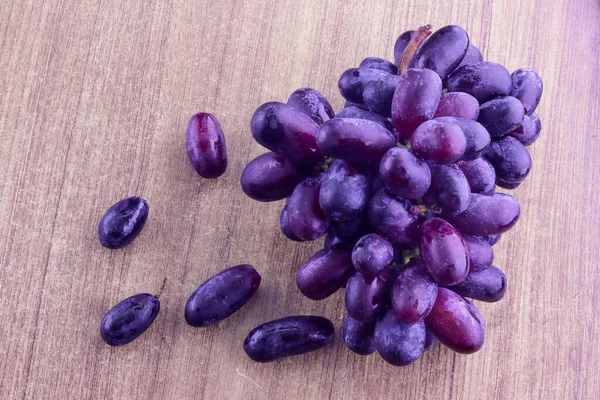 Cabernet siyah üzüm, böyle üzümlerden yapılmış kırmızı şarap. Cabernet Sauvignon üzümleri. Şarap üreticileri üzümlü üzüm. Kırmızı şarap. Hasat kavramı. Konuya özenli odaklanma..