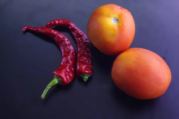 Seçici odaklı domatesli kırmızı biberli, konuya seçici odaklı