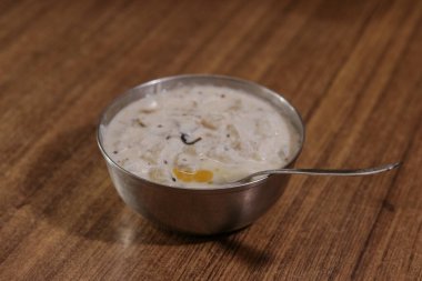 Sebzeli Pachadi, kerala tarzı tarif.