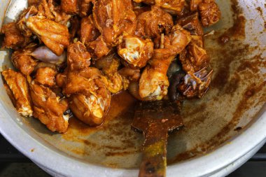 Çiğ tavuk fileto dilimlenmiş ve tuzla marine edilmiş. Tavuk filetosu ızgara ve ızgara için hazır. Doku ve iplik halinde tavuk eti. Kapat.