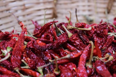 Kapalı kapılar ardında kurutulmuş kırmızı biber yığını var. Sıcak ve baharatlı kuru kırmızı biber..