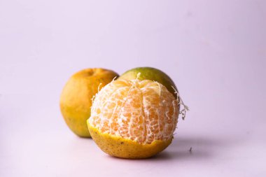 Beyaz arka planda portakal suyu. Yakın plan C.Orange vitamini. Vejetaryen, vejetaryen, taze turunçgil meyvesi. Portakallı limonlar..