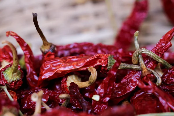 Kapalı kapılar ardında kurutulmuş kırmızı biber yığını var. Sıcak ve baharatlı kuru kırmızı biber..