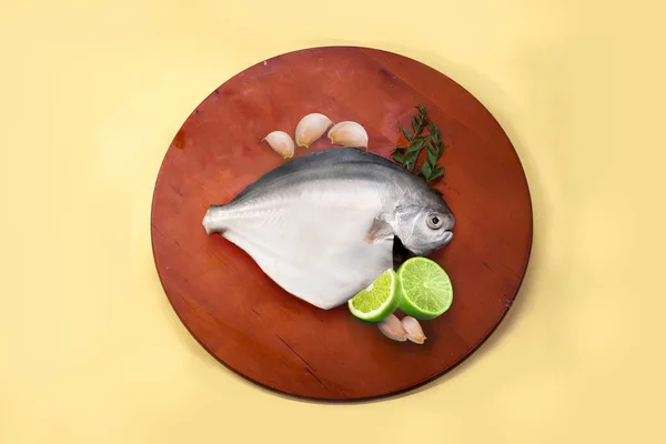 Raw White Pomfret Ready Cook Pomfret Arranged Wooden Board Colour — 스톡 사진