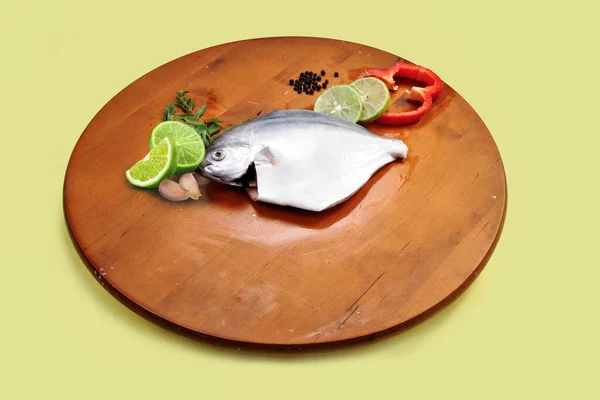 Raw White Pomfret Ready Cook Pomfret Arranged Wooden Board Colour — Stock Fotó