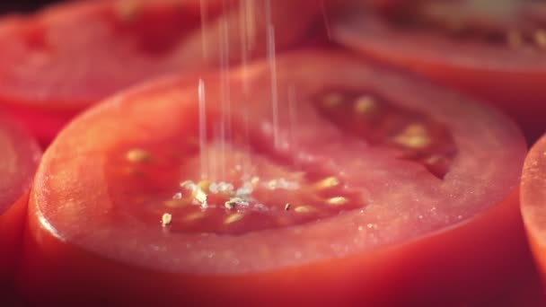 Tomates rouges tranchées tomate est saupoudré d'épices et de sel fermer macro. Tomate saine juteuse fraîche pour la cuisson de la ferme biologique. — Video