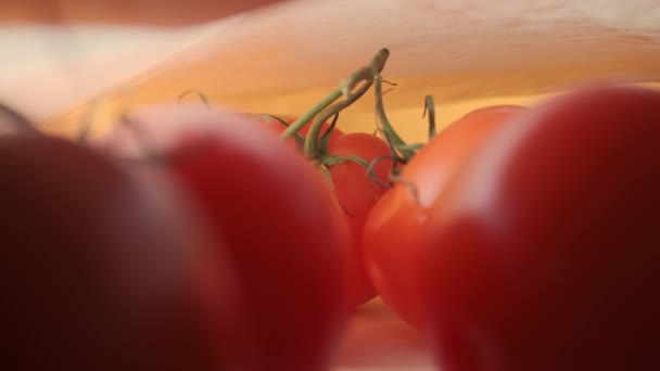 Une main sort les tomates rouges d'un sac en papier, les referme. Tomate saine juteuse fraîche pour la cuisson de la ferme biologique. — Video