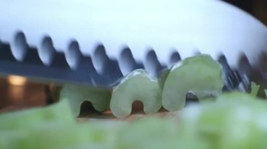 Kereviz kesmek, mutfak bıçağı kullanmak, organik çiftlikten yemek ve pişirmek için taze sağlıklı kereviz..