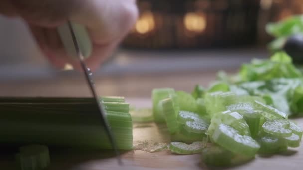 Skär selleri med kökskniv på träskiva, Färsk hälsosam selleri för att äta och laga mat från ekologisk gård. — Stockvideo