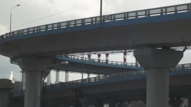 Tren penceresinden sanayi manzarası. Termik santralin boruları. Çevre kirliliği.